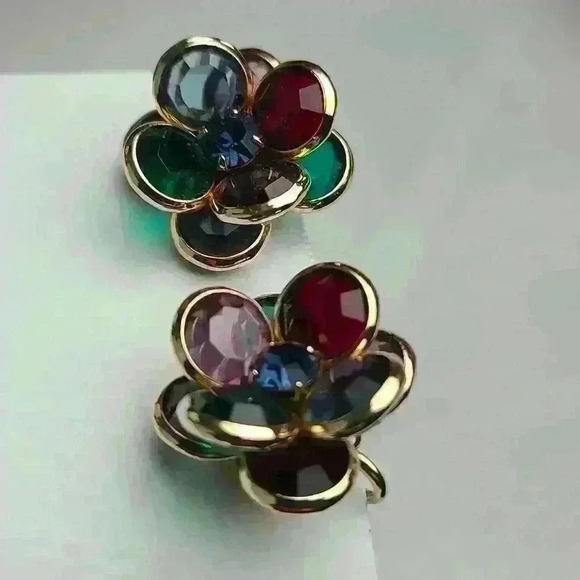 1/$59Vintage colorful crystal rhinestones flower clip on earrings in Gold-ton… - Picture 7 of 17